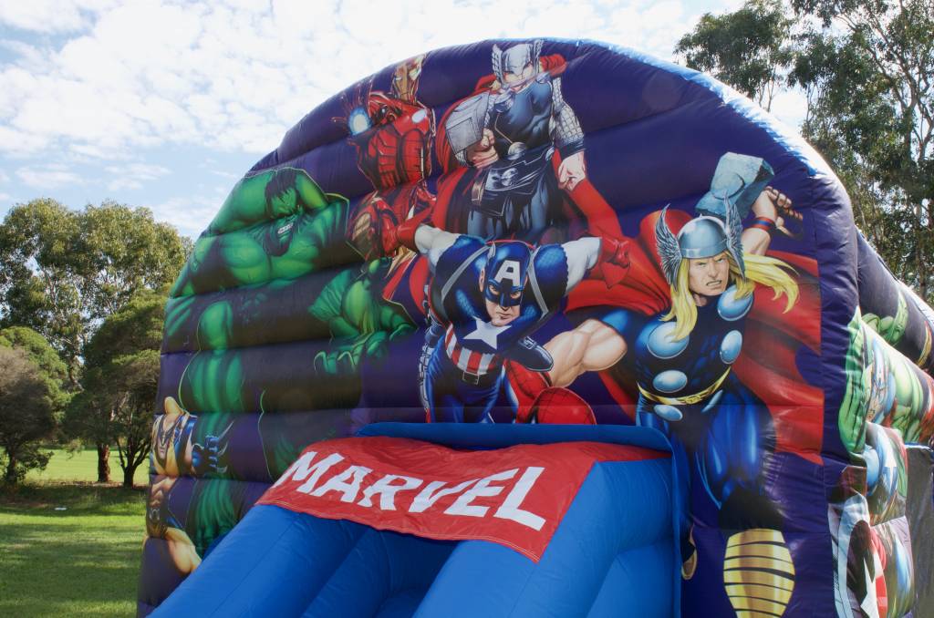 Medium Marvel Superheroes jumping castle